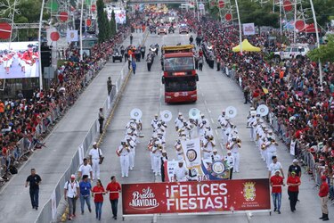 Villancicos, luces y alegría en el desfile 'Brilla la Navidad'