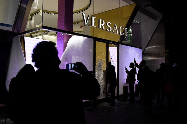 Choques entre manifestantes y policías en Barcelona durante protesta por rapero encarcelado