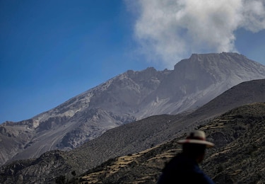 El volcán peruano Ubinas registra una nueva explosión de 2,500 metros de altura
