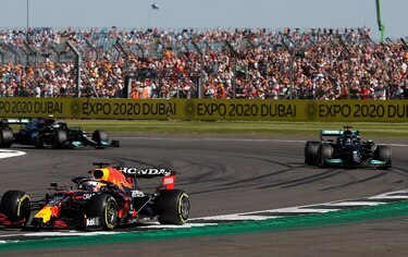 Verstappen abandona gran premio de Gran Bretaña tras choque con Hamilton