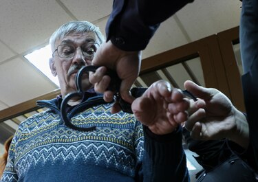 Rusia condena a dos años y seis meses de cárcel a Oleg Orlov, líder de Memorial y Nobel de Paz en 2022
