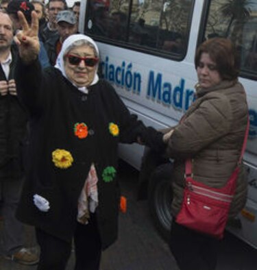 Líder de Madres de Plaza de Mayo elude orden de arresto