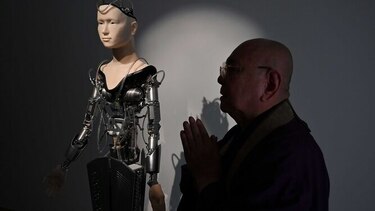 Un androide predica la sabiduría en un templo de Japón