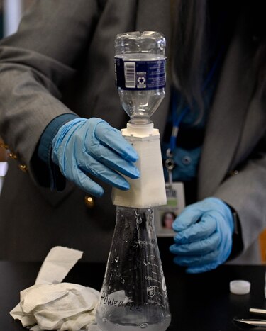 Estudiantes de Estados Unidos diseñan filtro de bajo costo para eliminar plomo del agua