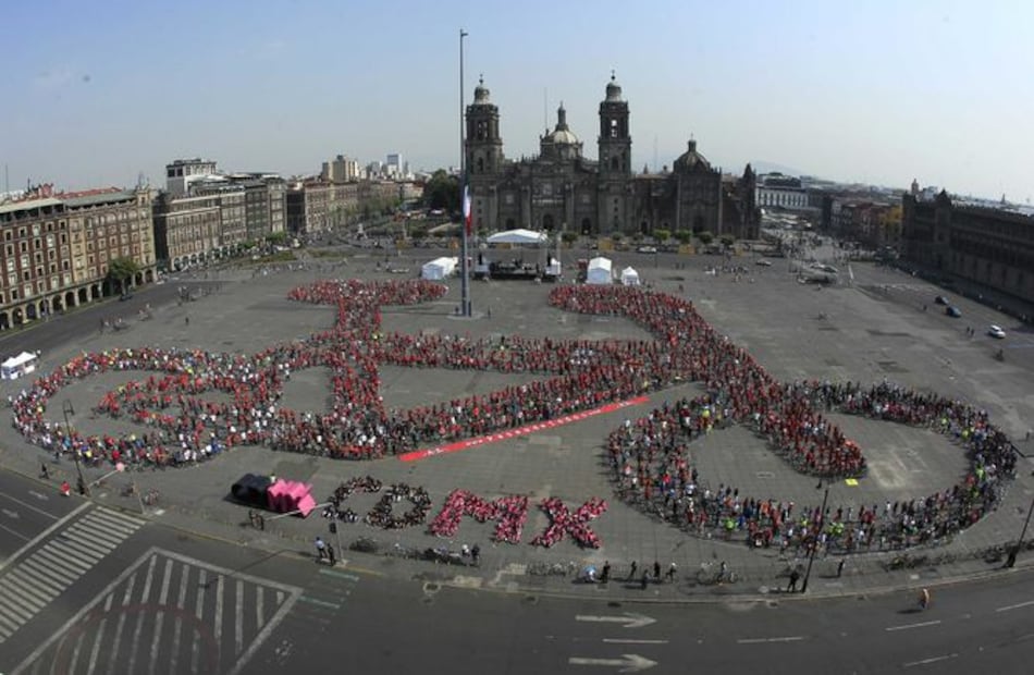 Miles de ciclistas forman 'monumental bici humana' en México