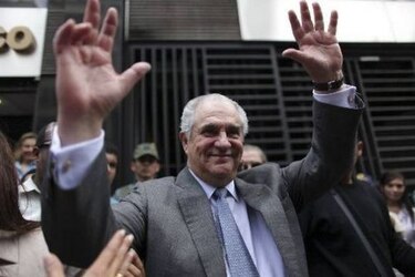 España nacionaliza a opositor preso en Venezuela y al exdueño de 'Globovisión'