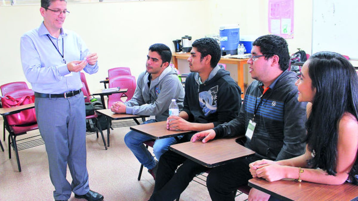 El Dr. Andreimar Martins Soares muestra a participantes del seminario-taller diferentes clases de venenos de serpientes ‘Bothrops jararacá’, ‘Bothrops jararac