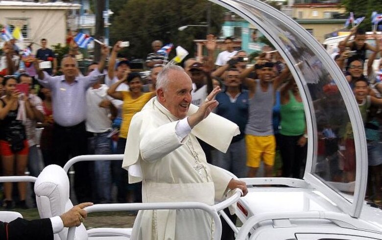 Miles de cubanos reciben a Francisco en su primer recorrido por La Habana