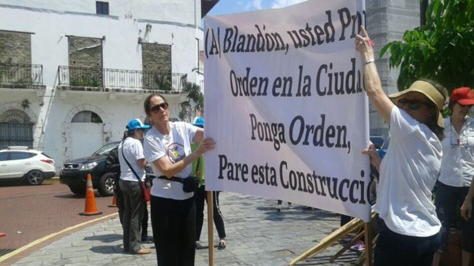 Residentes de Altos del Golf protestan frente al Palacio Municipal