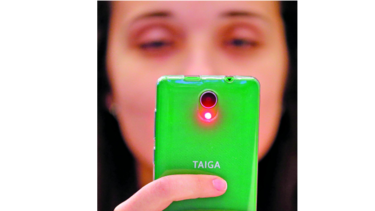 Firma rusa presenta teléfono celular