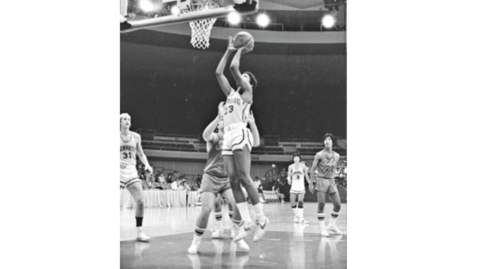 Subastan camiseta de básquetbol de Barack Obama