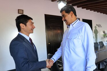 Maduro se reúne con embajador de China mientras Estados Unidos patrulla el Caribe