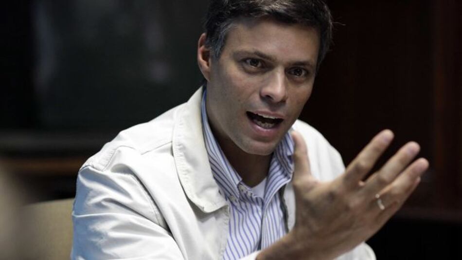 Opositor venezolano Leopoldo López salió de prisión y está bajo arresto domiciliario