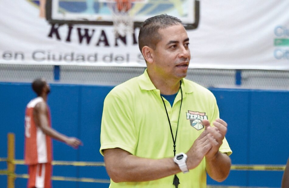 David Rosario vuelve a dirigir la selección nacional de básquet
