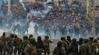 Miles de indígenas llegan a capital de Ecuador a protestar y destruyen tanqueta