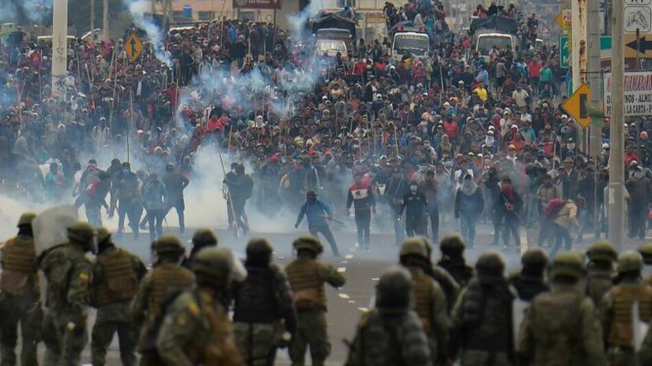 Miles de indígenas llegan a capital de Ecuador a protestar y destruyen tanqueta