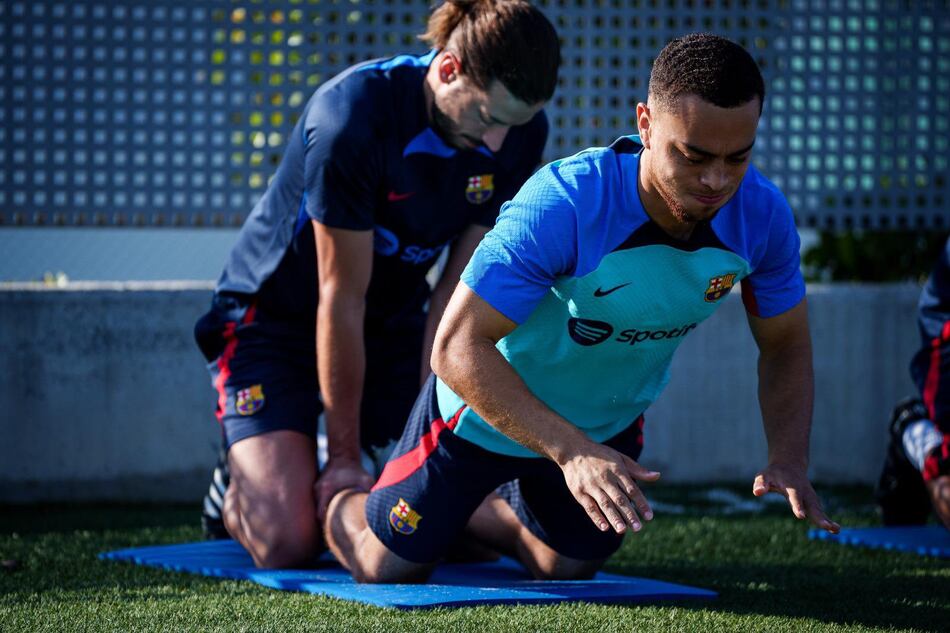 Sergiño Dest y su frágil situación en el Barcelona