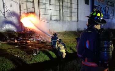 Se cumplen 24 horas del fuego en Zona Libre de Colón; 250 bomberos aún trabajan para apagarlo