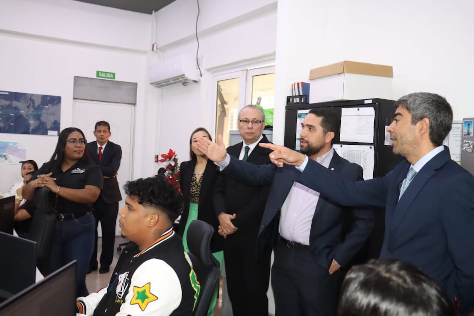 Zúñiga pide acelerar acciones contra la pesca ilegal tras reunión con la ARAP