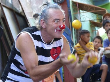 El ciclista-payaso español recorre Centroamérica en su viaje por el mundo