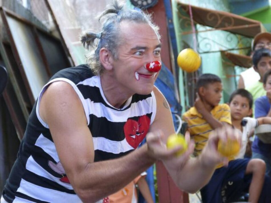 El ciclista-payaso español recorre Centroamérica en su viaje por el mundo