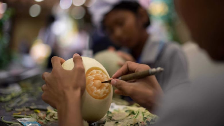 La escultura de frutas, un arte minucioso tradicional en Tailandia