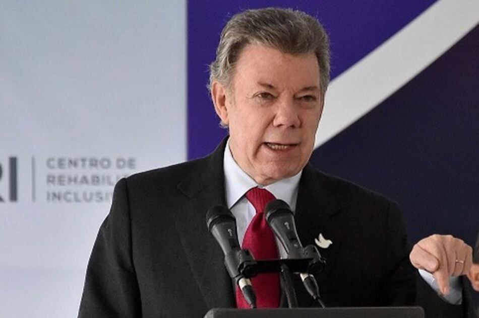 Santos firma decreto para convocar a plebiscito por la paz