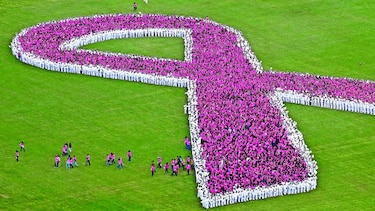 La cinta rosada humana más grande del mundo