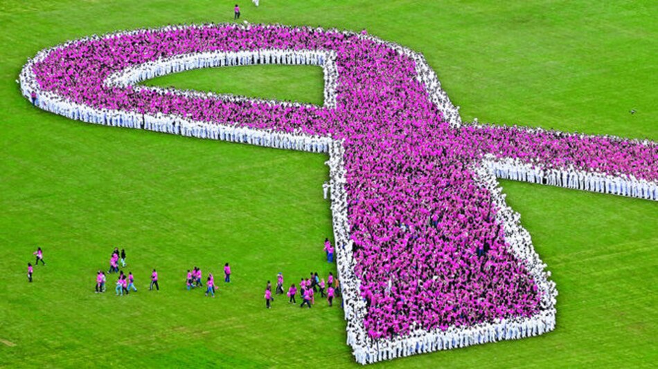 La cinta rosada humana más grande del mundo