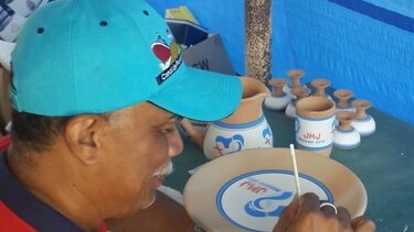 Artesanos herreranos confeccionan vajilla que utilizará el papa Francisco en Panamá