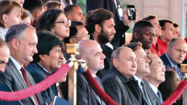 Un balón que rueda en medio de crisis políticas