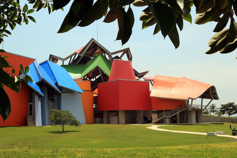 La huella de Frank Gehry en el mundo: del Guggenheim en Bilbao al Biomuseo de Panamá