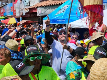 ‘No vas’, así le gritaron al abanderado del PRD de la tuna de Calle Arriba de Las Tablas