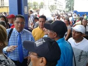 Docentes aprueban una huelga indefinida