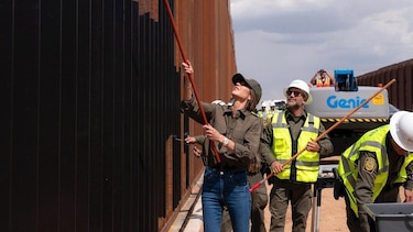 Por qué Estados Unidos está pintando de negro el muro fronterizo con México