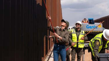 Por qué Estados Unidos está pintando de negro el muro fronterizo con México