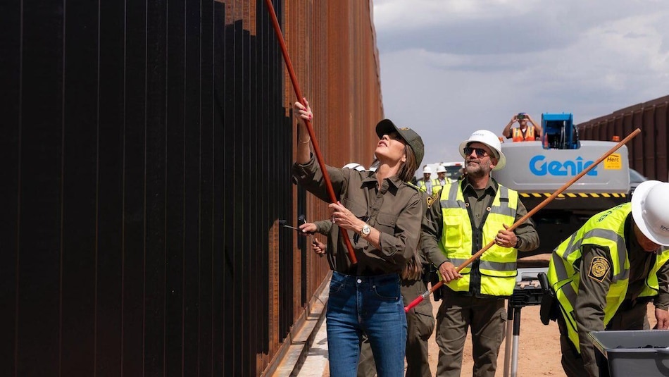 Por qué Estados Unidos está pintando de negro el muro fronterizo con México