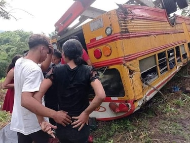 Equipo de fútbol sobrevive a caída de autobús en un abismo en Nicaragua