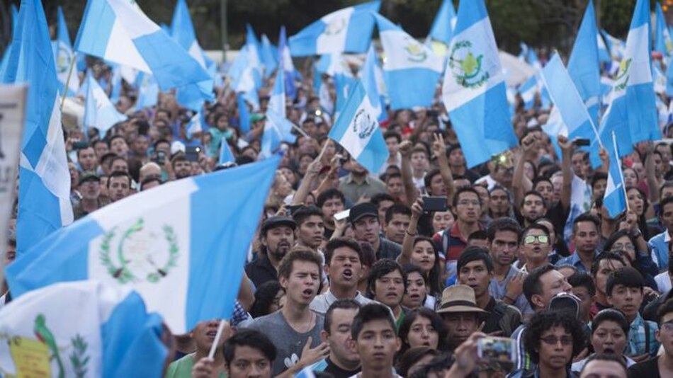 Gobierno guatemalteco se desmorona por escándalo de corrupción