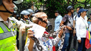 GNB reprime a un grupo de ‘abuelos’ que protesta contra Nicolás Maduro