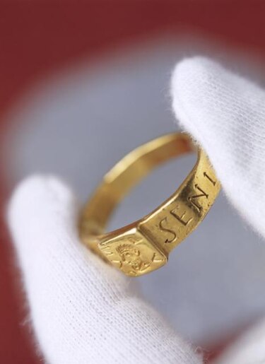 El anillo que inspiró a Tolkien se muestra al público en Inglaterra