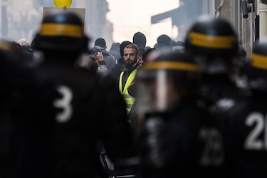 'Chalecos amarillos' salen a protestar en el primer aniversario de su movimiento