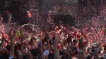 Pamplona estalla en júbilo en el inicio de San Fermín