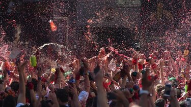 Pamplona estalla en júbilo en el inicio de San Fermín