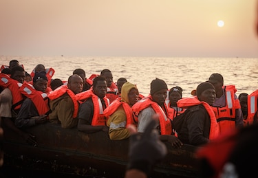 Una barca con 50 migrantes en situación crítica al sur de Malta pide un rescate urgente
