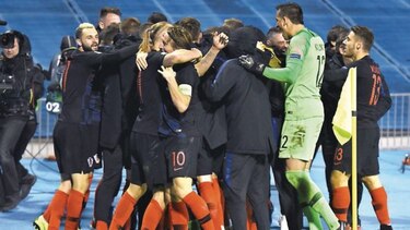 Croacia derrota a España y sigue con vida