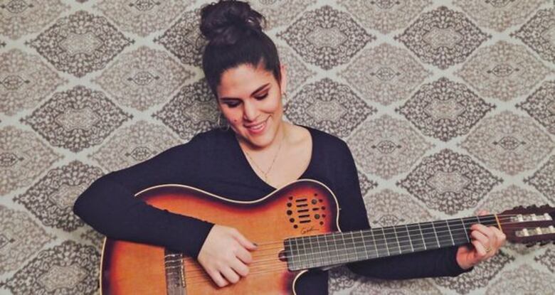 Gaby Cotter, la artista que canta desde el sillón