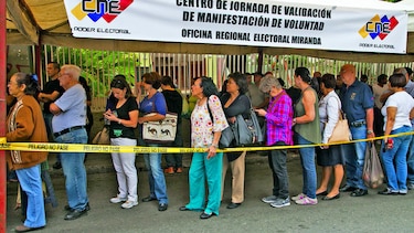 Los venezolanos validan sus firmas