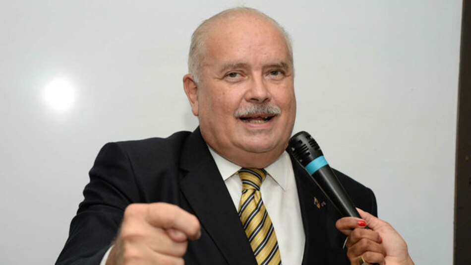 Miguel Antonio Bernal buscará la candidatura presidencial por libre postulación