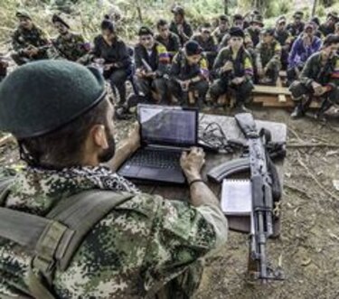 Clases para dejar la guerra: las FARC aprenden de paz en la selva